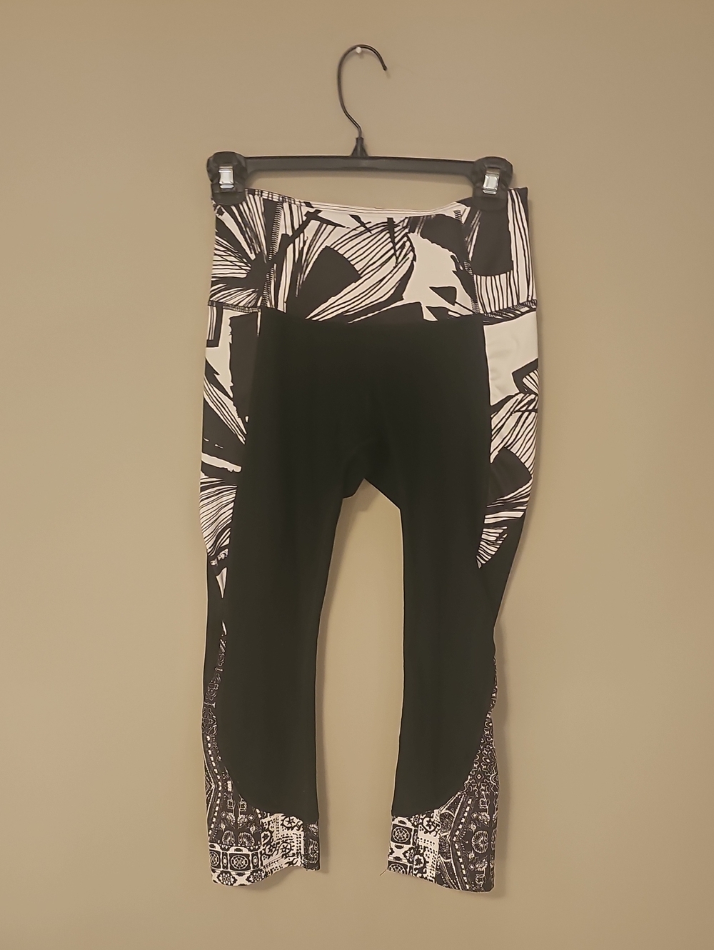 3/$15 💥 Layers  Black and White Graphic Capri Leggings XS